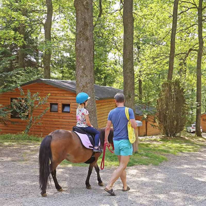 Fille en balade à poney